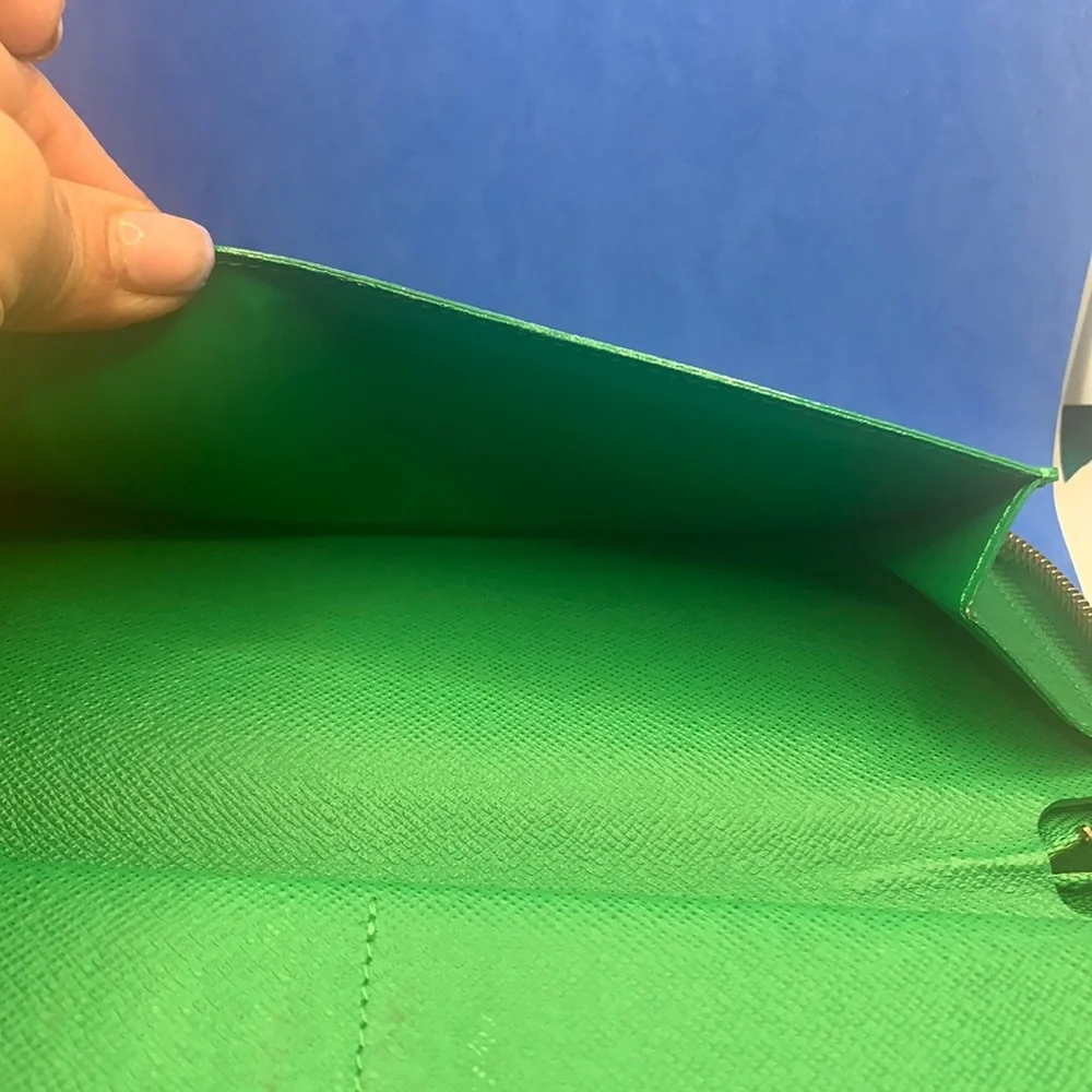 - 💚‎ 🔥 LOUIS VUITTON Green & gold Leather Zippy Wallet 📌 broken zipper